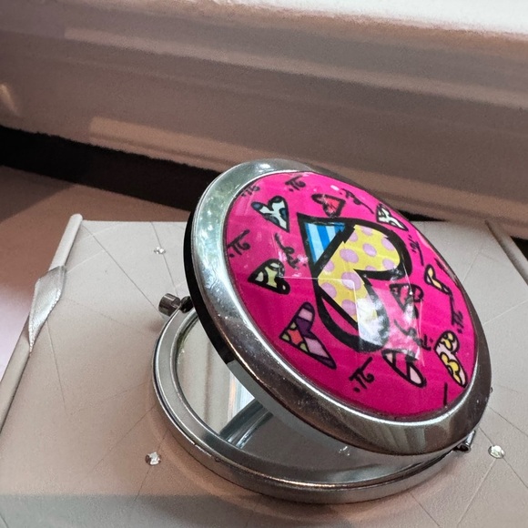 🎨 Vintage Stylish Retro and Artistic Romero Britto Heart Mirror Compact 🎨 - Picture 1 of 16